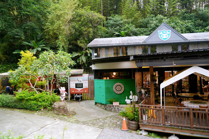 南投親子露營「溪部好呆庄」,主題露營車、親子四人房,溪邊玩水