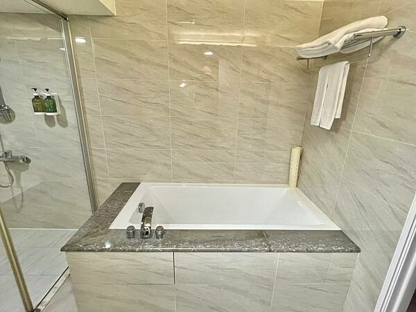 *(台中飯店)葉綠宿茶覺旅~台中車站3分鐘就到!品茶住宿雙重