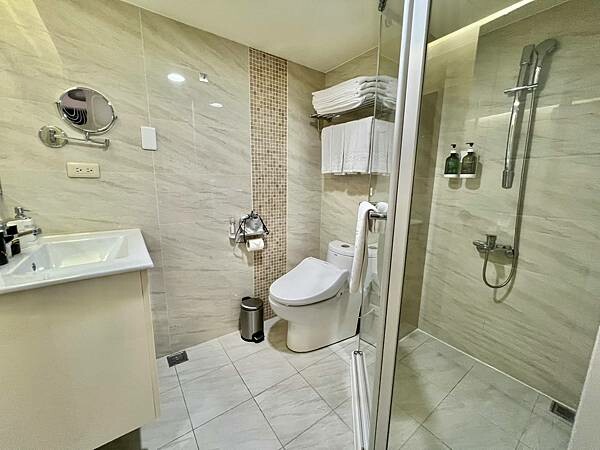 *(台中飯店)葉綠宿茶覺旅~台中車站3分鐘就到!品茶住宿雙重