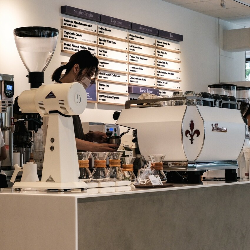 【台南 東區】早起人的福音MINI.D COFFEE 崇德館 落地窗採光的小清新咖啡館