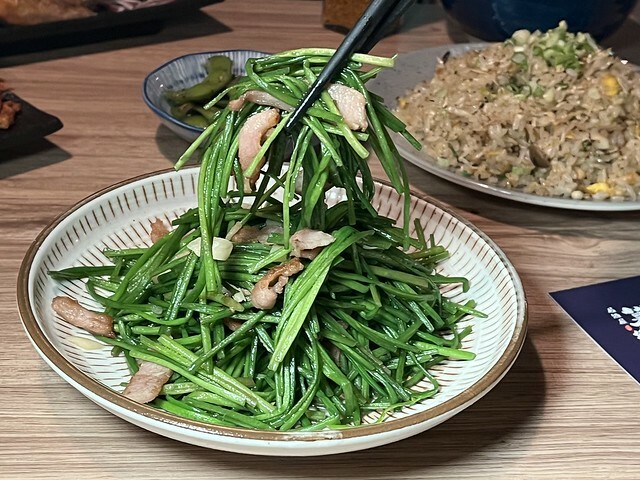 ＋（板橋居酒屋）暮樂町居酒屋～現烤柚香雞皮、香噴噴菇菇炒飯、