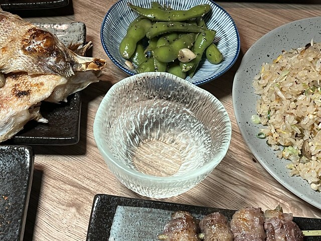 ＋（板橋居酒屋）暮樂町居酒屋～現烤柚香雞皮、香噴噴菇菇炒飯、