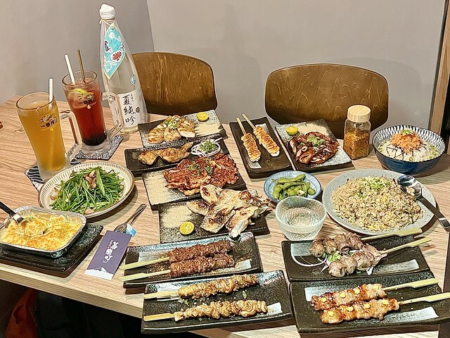 ＋（板橋居酒屋）暮樂町居酒屋～現烤柚香雞皮、香噴噴菇菇炒飯、