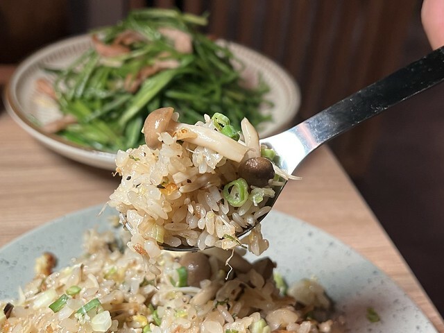 ＋（板橋居酒屋）暮樂町居酒屋～現烤柚香雞皮、香噴噴菇菇炒飯、