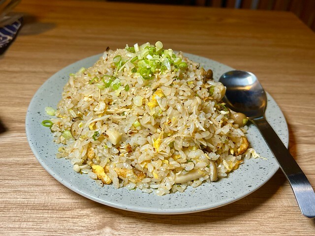 ＋（板橋居酒屋）暮樂町居酒屋～現烤柚香雞皮、香噴噴菇菇炒飯、