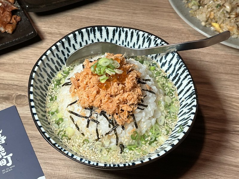 ＋（板橋居酒屋）暮樂町居酒屋～現烤柚香雞皮、香噴噴菇菇炒飯、