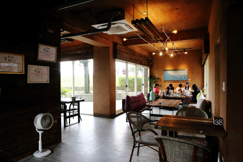 「笑ㄟ咖啡」宜蘭南方澳海景餐廳，坐擁內埤情人灣的無敵海景，踩