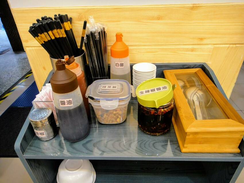 【美食】「裕鼎舖」三重蔥油餅推薦、三重銅板美食推薦，手工水餃、大餛飩、吉古拉湯好美味 (附菜單)