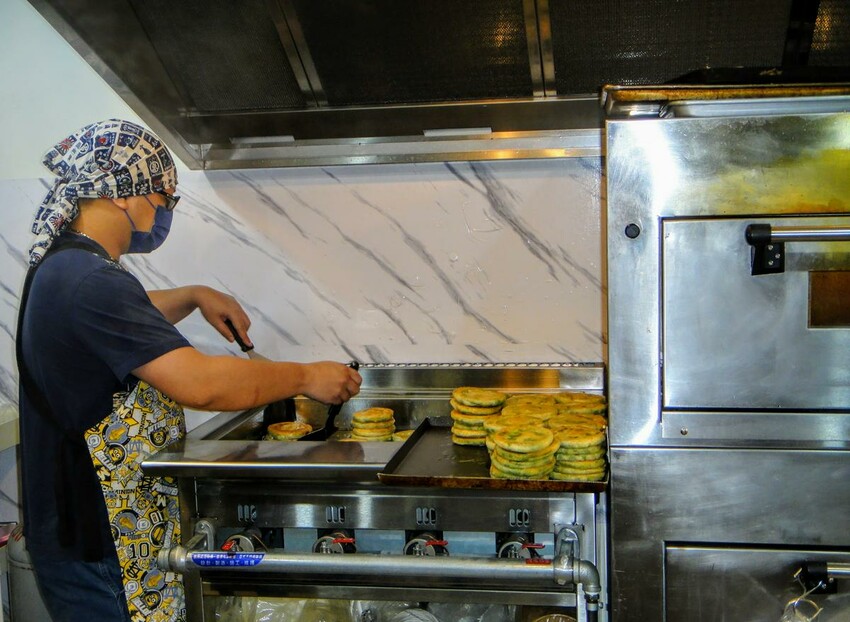 【美食】「裕鼎舖」三重蔥油餅推薦、三重銅板美食推薦，手工水餃、大餛飩、吉古拉湯好美味 (附菜單)