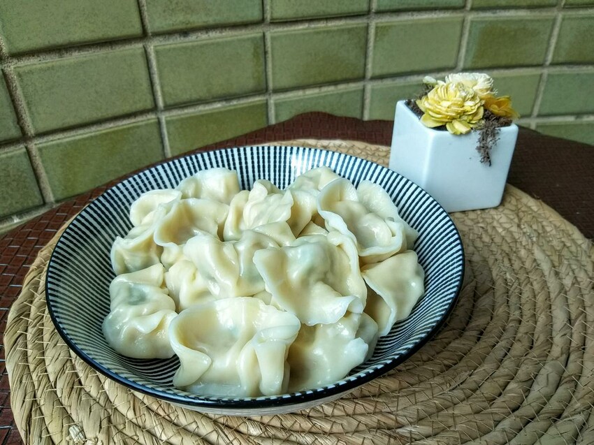 【美食】「裕鼎舖」三重蔥油餅推薦、三重銅板美食推薦，手工水餃、大餛飩、吉古拉湯好美味 (附菜單)