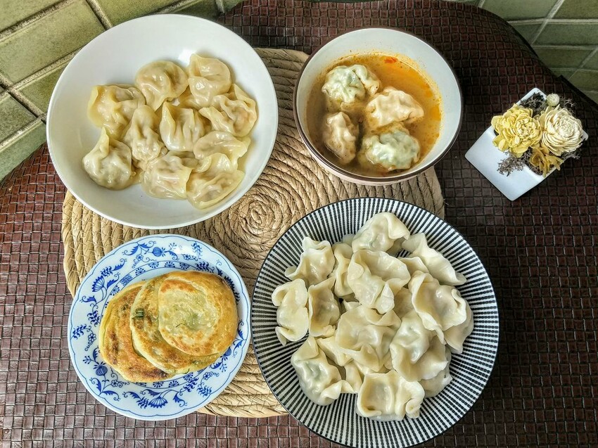 【美食】「裕鼎舖」三重蔥油餅推薦、三重銅板美食推薦，手工水餃、大餛飩、吉古拉湯好美味 (附菜單)