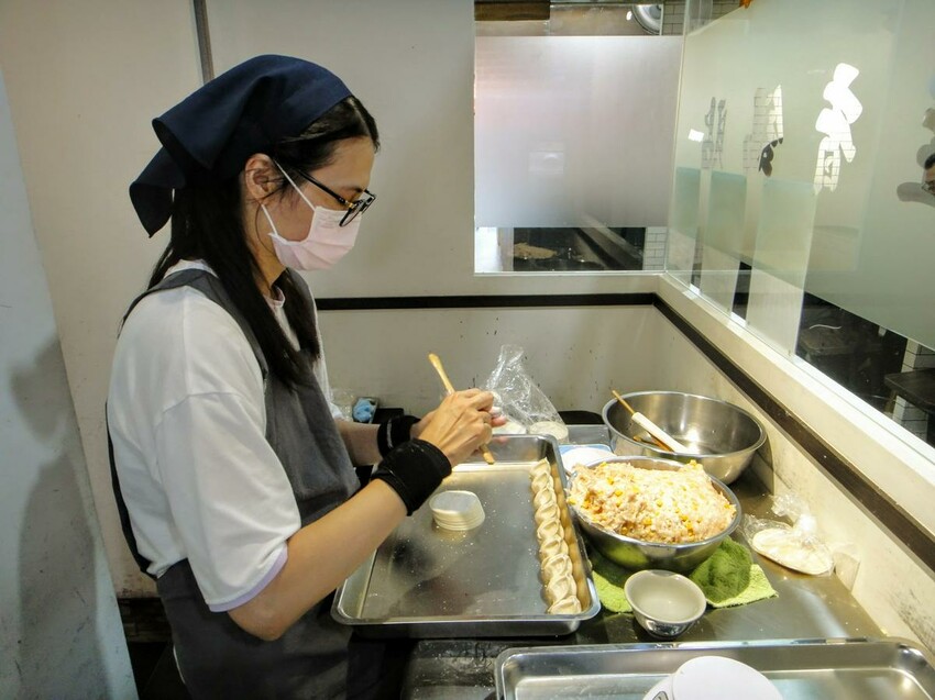 【美食】「佳佳香鍋貼幸福店」新莊鍋貼推薦、新莊銅板美食推薦，捷運幸福站美食推薦 (附菜單)