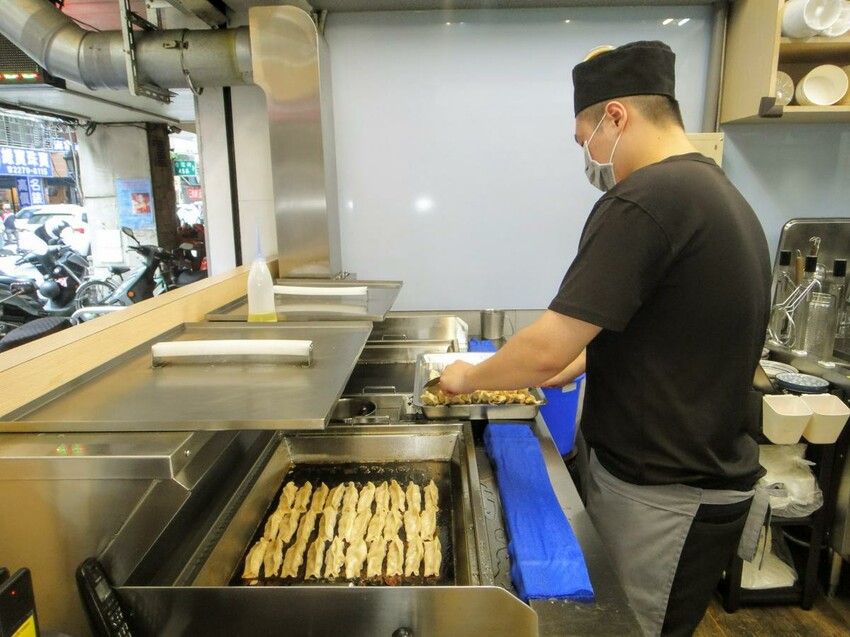 【美食】「佳佳香鍋貼幸福店」新莊鍋貼推薦、新莊銅板美食推薦，捷運幸福站美食推薦 (附菜單)