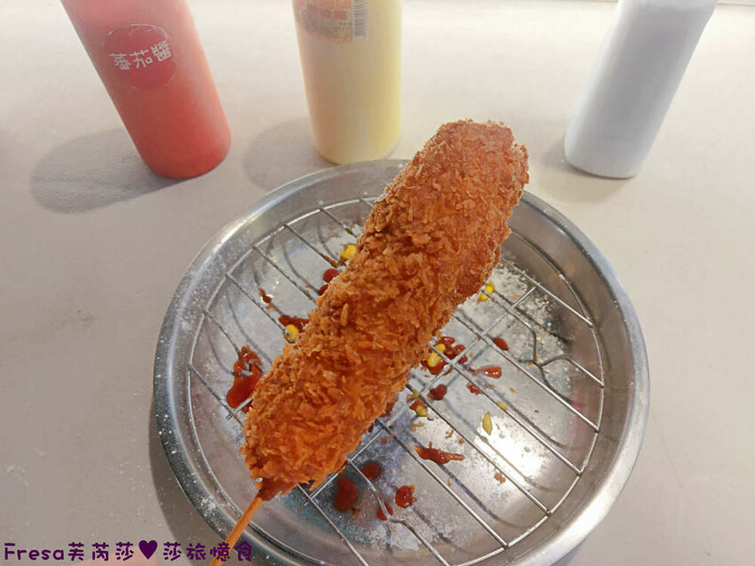 嘉義點心【米粒熱狗mili GOU（ 嘉義文化總店）】超級拉絲大熱狗.脆酥麵皮超酥香！雙醬起司粉最美味│文化路夜市│東區美食 - Fresa芙芮莎♥莎旅憶食