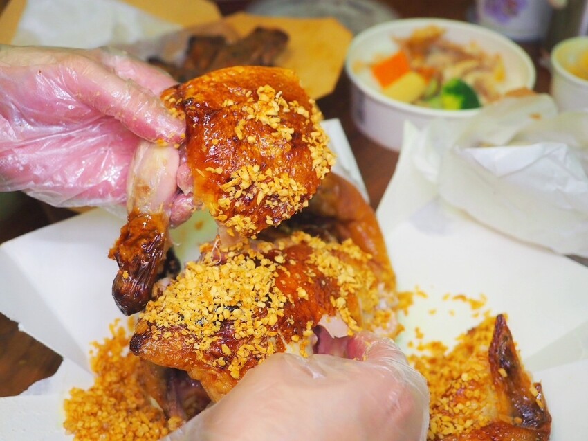 台中南屯烤雞推薦《暗巷烤雞》每小時限量出爐 1.7KG 蒜香多汁手扒雞，黑胡椒豬肋排搭上脆麵鹹甜開胃