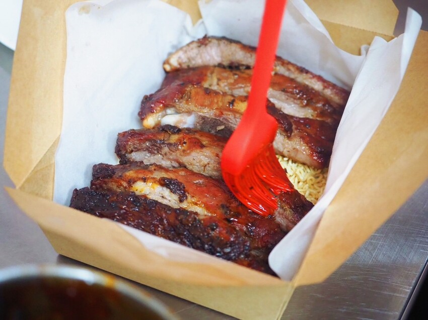 台中南屯烤雞推薦《暗巷烤雞》每小時限量出爐 1.7KG 蒜香多汁手扒雞，黑胡椒豬肋排搭上脆麵鹹甜開胃