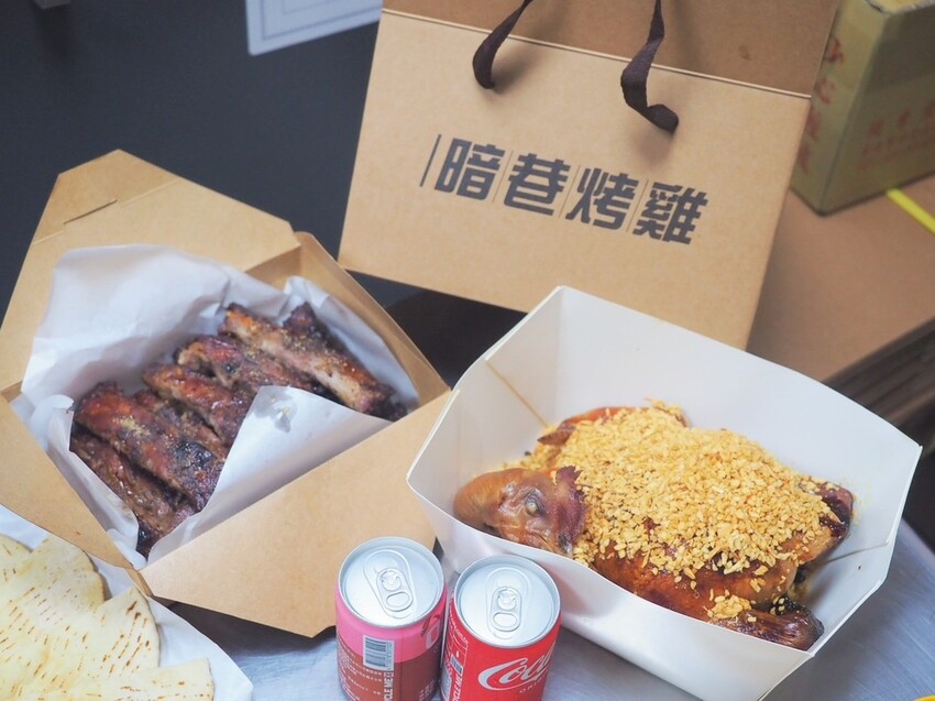 台中南屯烤雞推薦《暗巷烤雞》每小時限量出爐 1.7KG 蒜香多汁手扒雞，黑胡椒豬肋排搭上脆麵鹹甜開胃