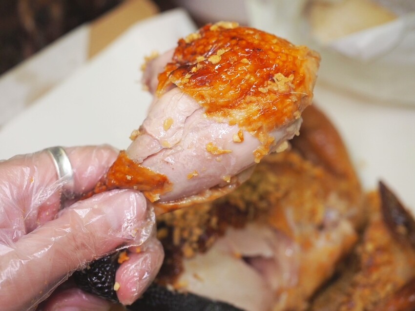 台中南屯烤雞推薦《暗巷烤雞》每小時限量出爐 1.7KG 蒜香多汁手扒雞，黑胡椒豬肋排搭上脆麵鹹甜開胃