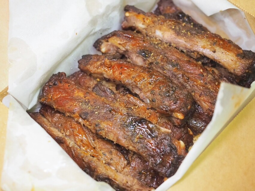 台中南屯烤雞推薦《暗巷烤雞》每小時限量出爐 1.7KG 蒜香多汁手扒雞，黑胡椒豬肋排搭上脆麵鹹甜開胃