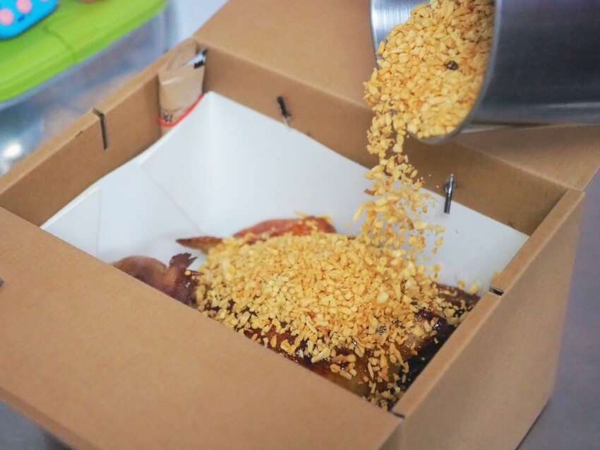 台中南屯烤雞推薦《暗巷烤雞》每小時限量出爐 1.7KG 蒜香多汁手扒雞，黑胡椒豬肋排搭上脆麵鹹甜開胃