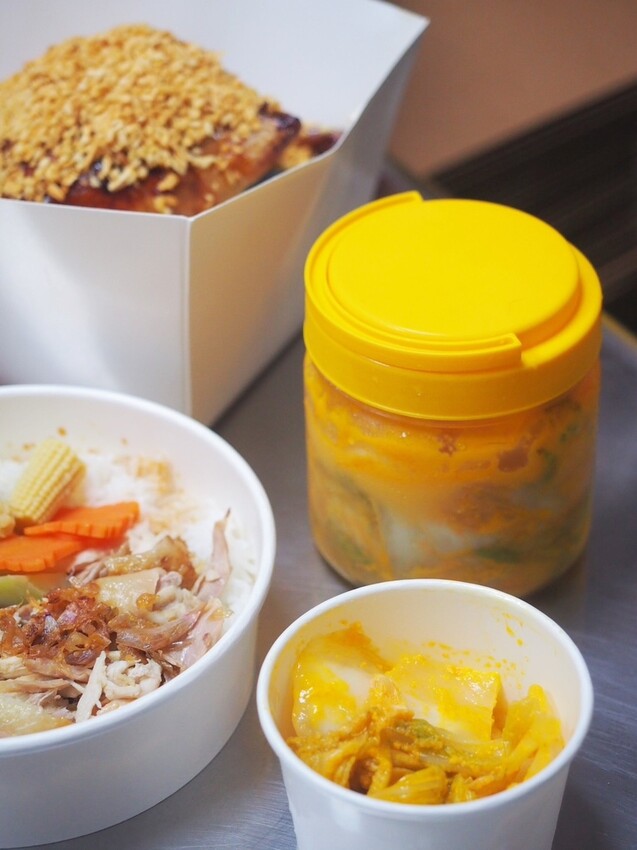 台中南屯烤雞推薦《暗巷烤雞》每小時限量出爐 1.7KG 蒜香多汁手扒雞，黑胡椒豬肋排搭上脆麵鹹甜開胃