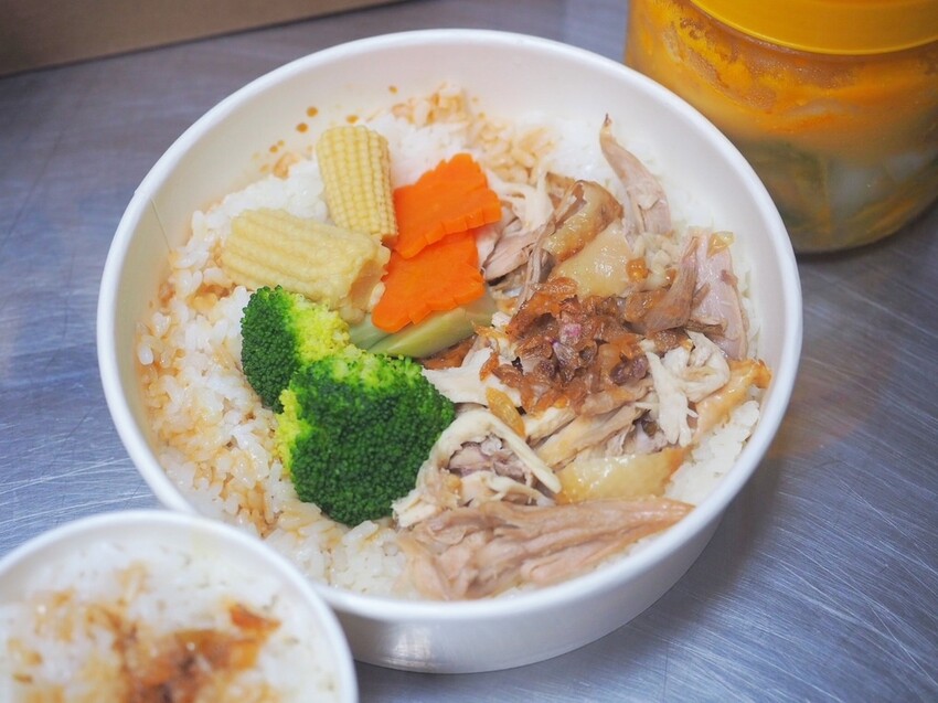 台中南屯烤雞推薦《暗巷烤雞》每小時限量出爐 1.7KG 蒜香多汁手扒雞，黑胡椒豬肋排搭上脆麵鹹甜開胃