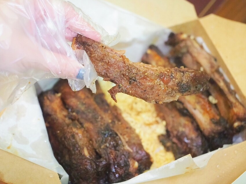 台中南屯烤雞推薦《暗巷烤雞》每小時限量出爐 1.7KG 蒜香多汁手扒雞，黑胡椒豬肋排搭上脆麵鹹甜開胃