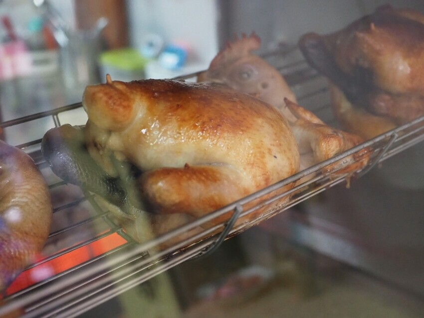 台中南屯烤雞推薦《暗巷烤雞》每小時限量出爐 1.7KG 蒜香多汁手扒雞，黑胡椒豬肋排搭上脆麵鹹甜開胃