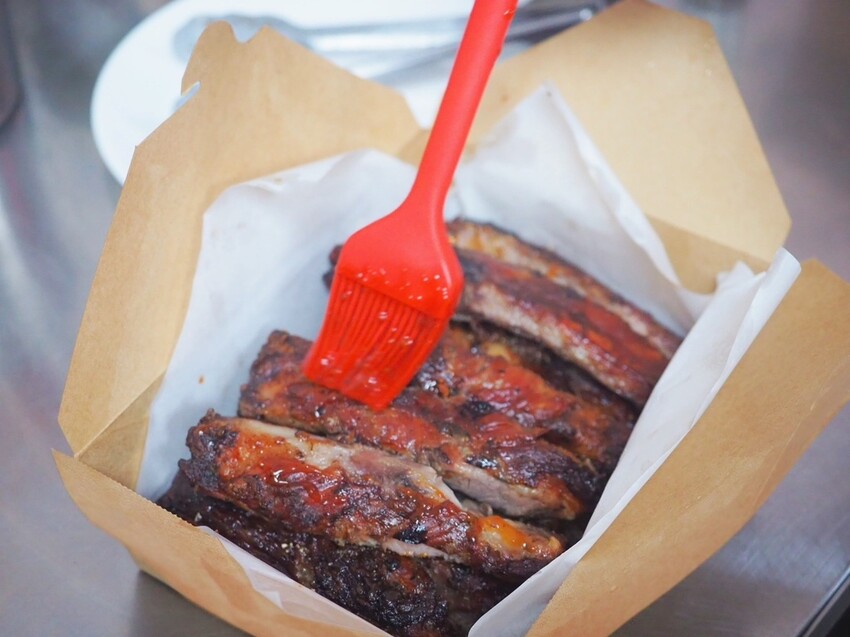 台中南屯烤雞推薦《暗巷烤雞》每小時限量出爐 1.7KG 蒜香多汁手扒雞，黑胡椒豬肋排搭上脆麵鹹甜開胃