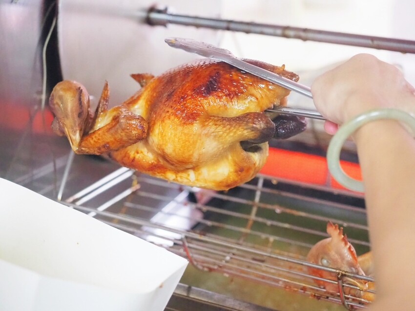 台中南屯烤雞推薦《暗巷烤雞》每小時限量出爐 1.7KG 蒜香多汁手扒雞，黑胡椒豬肋排搭上脆麵鹹甜開胃