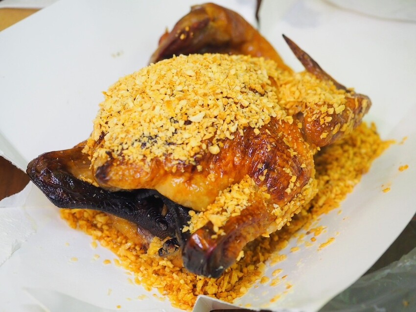 台中南屯烤雞推薦《暗巷烤雞》每小時限量出爐 1.7KG 蒜香多汁手扒雞，黑胡椒豬肋排搭上脆麵鹹甜開胃