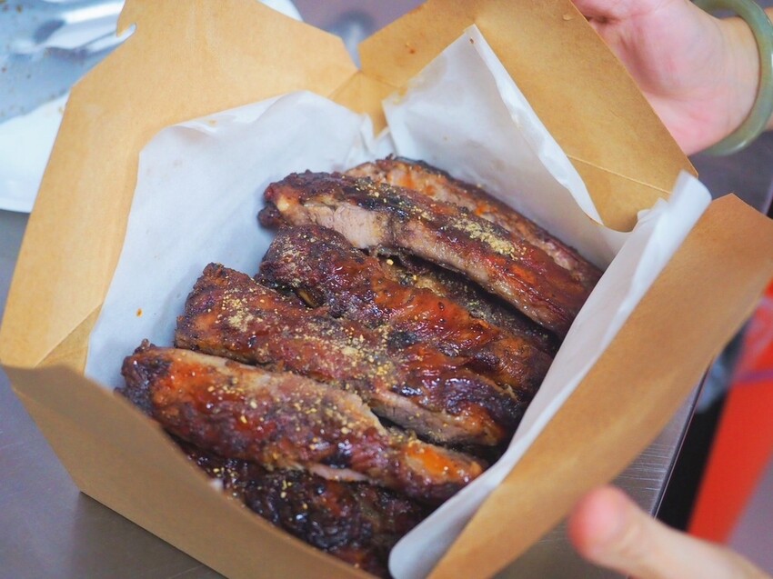台中南屯烤雞推薦《暗巷烤雞》每小時限量出爐 1.7KG 蒜香多汁手扒雞，黑胡椒豬肋排搭上脆麵鹹甜開胃