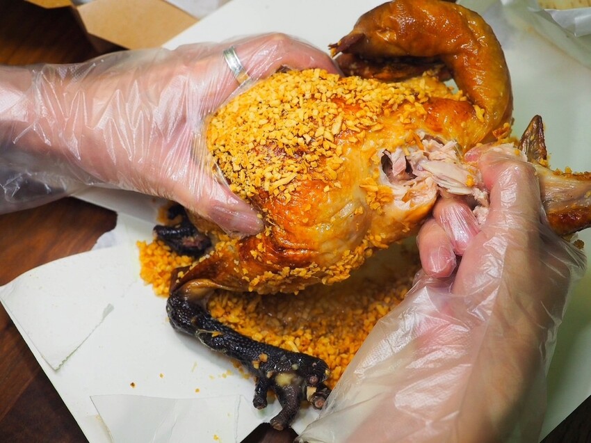 台中南屯烤雞推薦《暗巷烤雞》每小時限量出爐 1.7KG 蒜香多汁手扒雞，黑胡椒豬肋排搭上脆麵鹹甜開胃