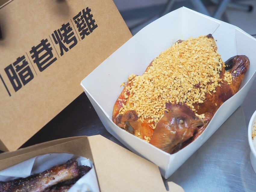 台中南屯烤雞推薦《暗巷烤雞》每小時限量出爐 1.7KG 蒜香多汁手扒雞，黑胡椒豬肋排搭上脆麵鹹甜開胃