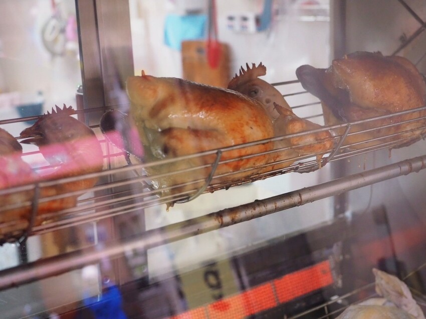 台中南屯烤雞推薦《暗巷烤雞》每小時限量出爐 1.7KG 蒜香多汁手扒雞，黑胡椒豬肋排搭上脆麵鹹甜開胃