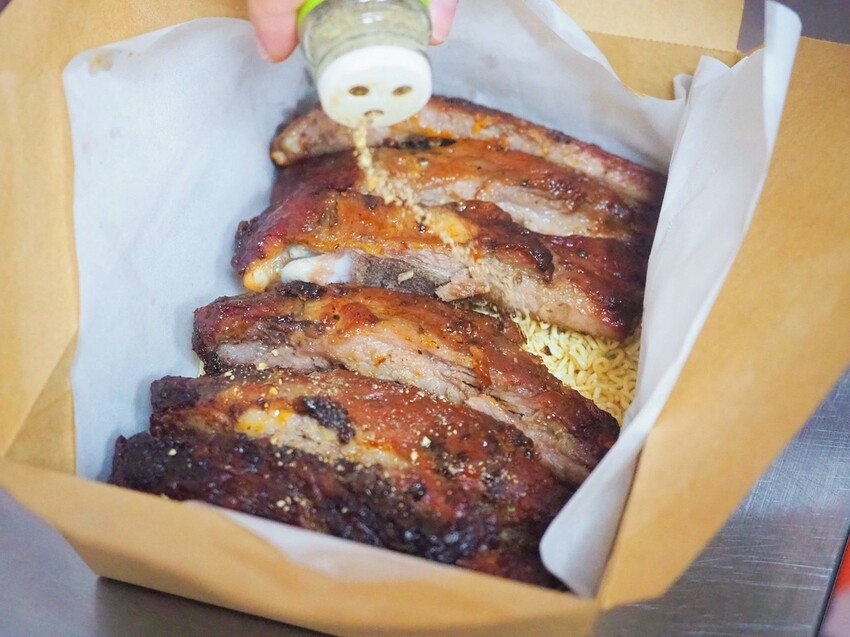 台中南屯烤雞推薦《暗巷烤雞》每小時限量出爐 1.7KG 蒜香多汁手扒雞，黑胡椒豬肋排搭上脆麵鹹甜開胃