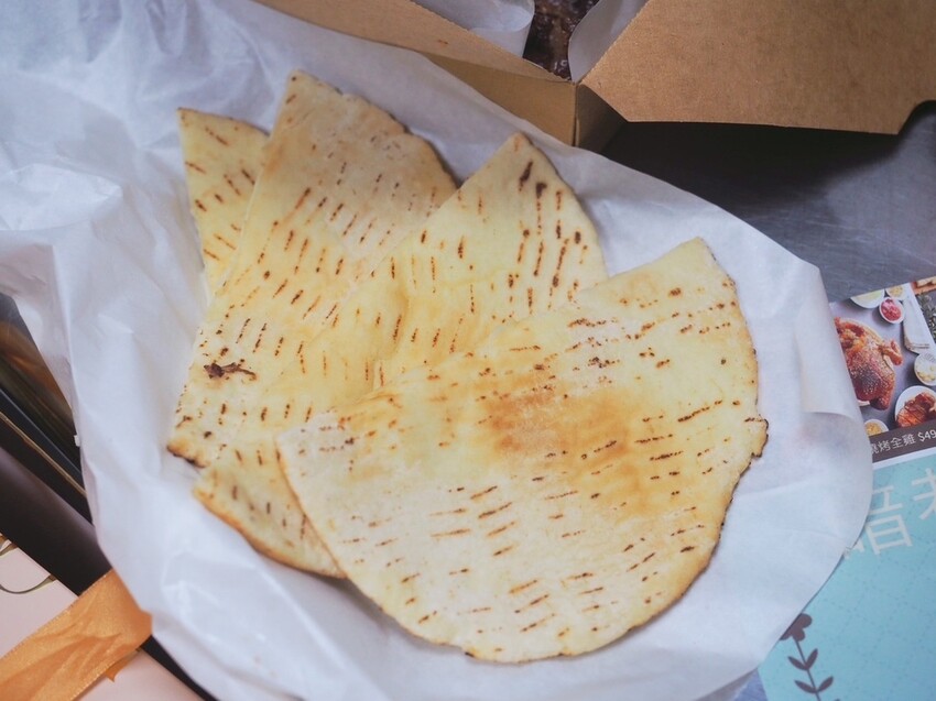 台中南屯烤雞推薦《暗巷烤雞》每小時限量出爐 1.7KG 蒜香多汁手扒雞，黑胡椒豬肋排搭上脆麵鹹甜開胃