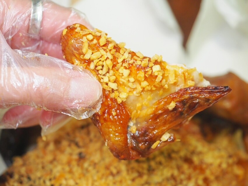 台中南屯烤雞推薦《暗巷烤雞》每小時限量出爐 1.7KG 蒜香多汁手扒雞，黑胡椒豬肋排搭上脆麵鹹甜開胃