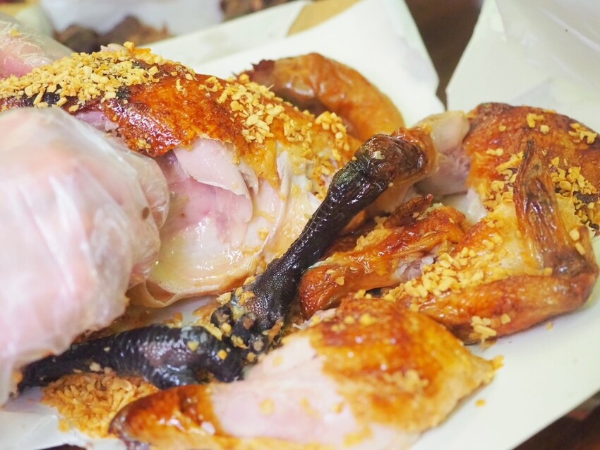 台中南屯烤雞推薦《暗巷烤雞》每小時限量出爐 1.7KG 蒜香多汁手扒雞，黑胡椒豬肋排搭上脆麵鹹甜開胃