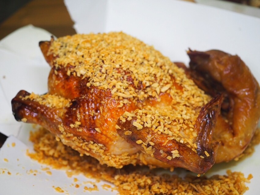 台中南屯烤雞推薦《暗巷烤雞》每小時限量出爐 1.7KG 蒜香多汁手扒雞，黑胡椒豬肋排搭上脆麵鹹甜開胃