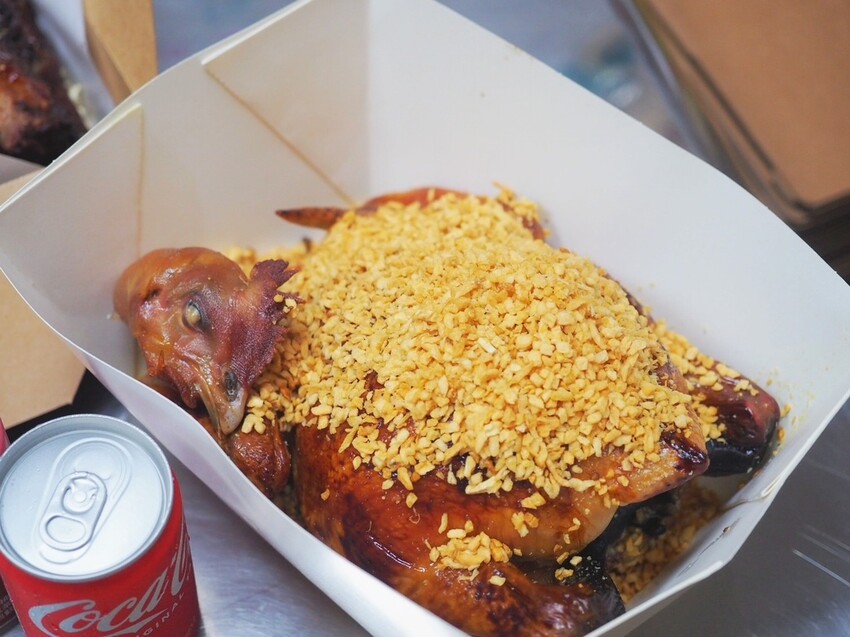 台中南屯烤雞推薦《暗巷烤雞》每小時限量出爐 1.7KG 蒜香多汁手扒雞，黑胡椒豬肋排搭上脆麵鹹甜開胃