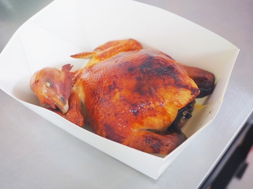 台中南屯烤雞推薦《暗巷烤雞》每小時限量出爐 1.7KG 蒜香多汁手扒雞，黑胡椒豬肋排搭上脆麵鹹甜開胃