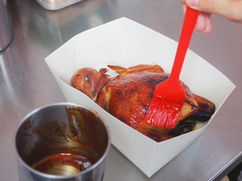 台中南屯烤雞推薦《暗巷烤雞》每小時限量出爐 1.7KG 蒜香多汁手扒雞，黑胡椒豬肋排搭上脆麵鹹甜開胃