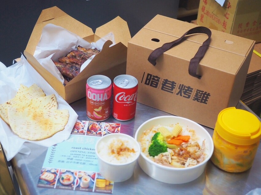 台中南屯烤雞推薦《暗巷烤雞》每小時限量出爐 1.7KG 蒜香多汁手扒雞，黑胡椒豬肋排搭上脆麵鹹甜開胃