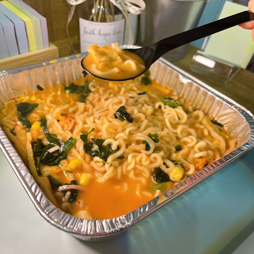 全台第一間24小時無人韓式拉麵店就開在中壢，半夜肚子餓來這裡吃就對了，滿滿的韓韓式泡麵你選