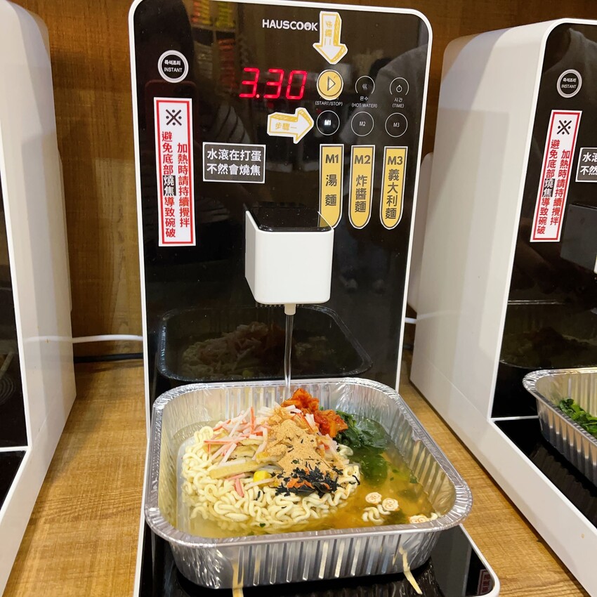 全台第一間24小時無人韓式拉麵店就開在中壢，半夜肚子餓來這裡吃就對了，滿滿的韓韓式泡麵你選