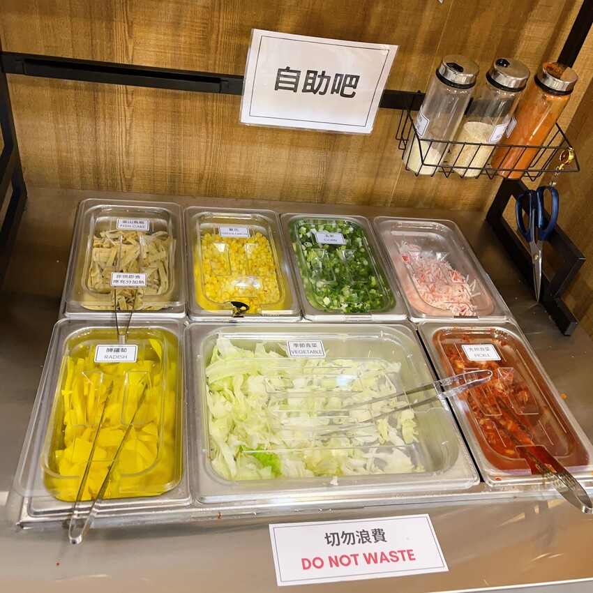 全台第一間24小時無人韓式拉麵店就開在中壢，半夜肚子餓來這裡吃就對了，滿滿的韓韓式泡麵你選