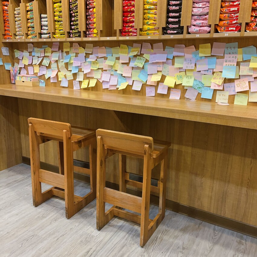 全台第一間24小時無人韓式拉麵店就開在中壢，半夜肚子餓來這裡吃就對了，滿滿的韓韓式泡麵你選