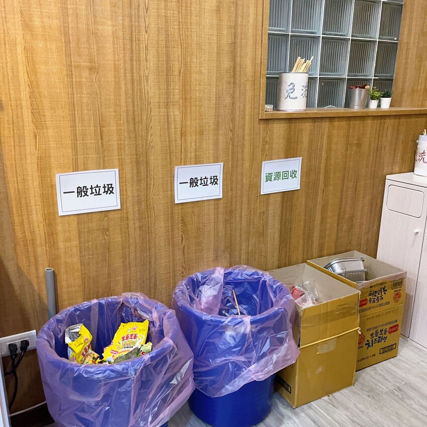 全台第一間24小時無人韓式拉麵店就開在中壢，半夜肚子餓來這裡吃就對了，滿滿的韓韓式泡麵你選