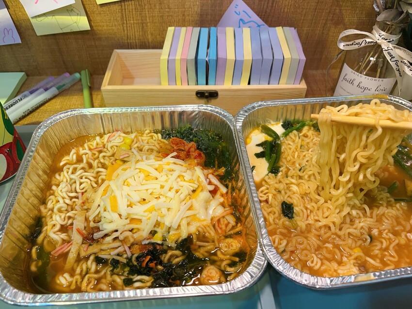 全台第一間24小時無人韓式拉麵店就開在中壢，半夜肚子餓來這裡吃就對了，滿滿的韓韓式泡麵你選